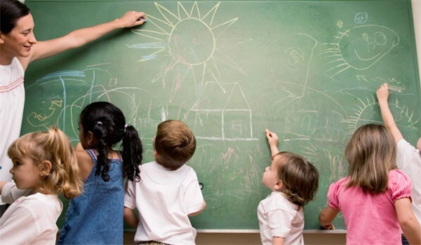 Kids drawing on the blackboard