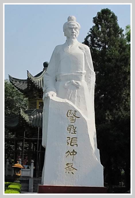 A statue of Zhang Zhongjing.