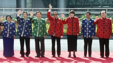 Leaders wearing Tangzhuang at 2001 APEC Summit.